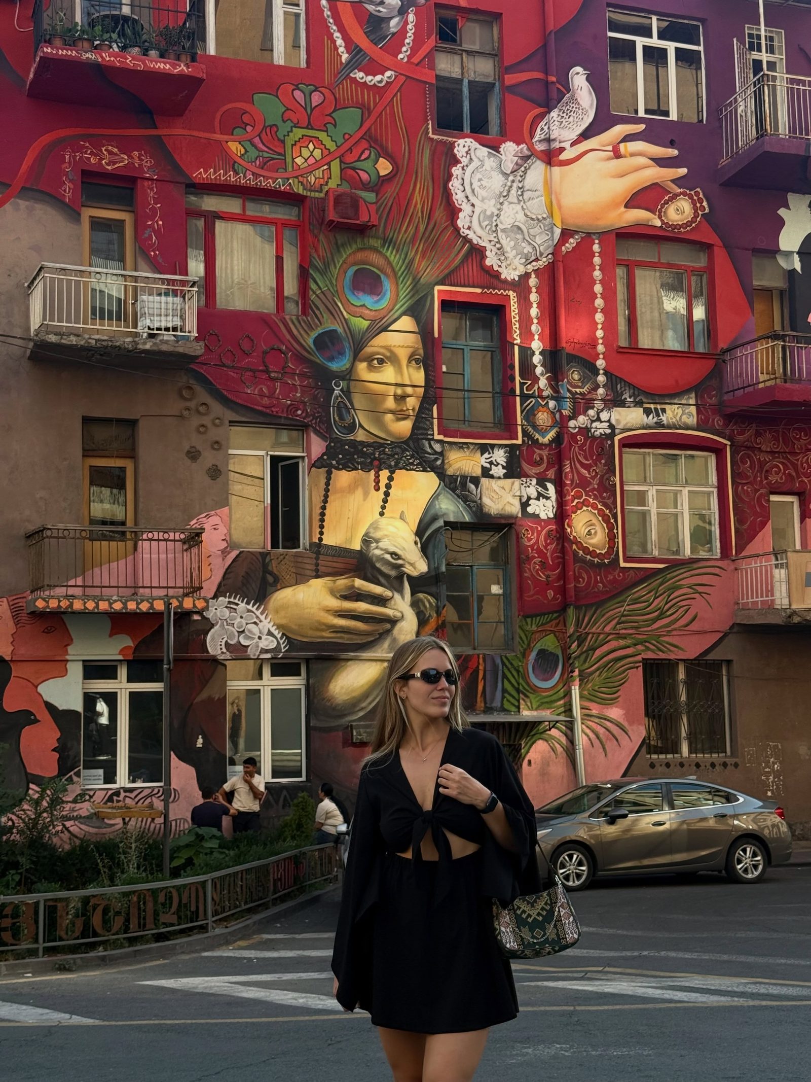 Анна на фоне яркого граффити в городе
