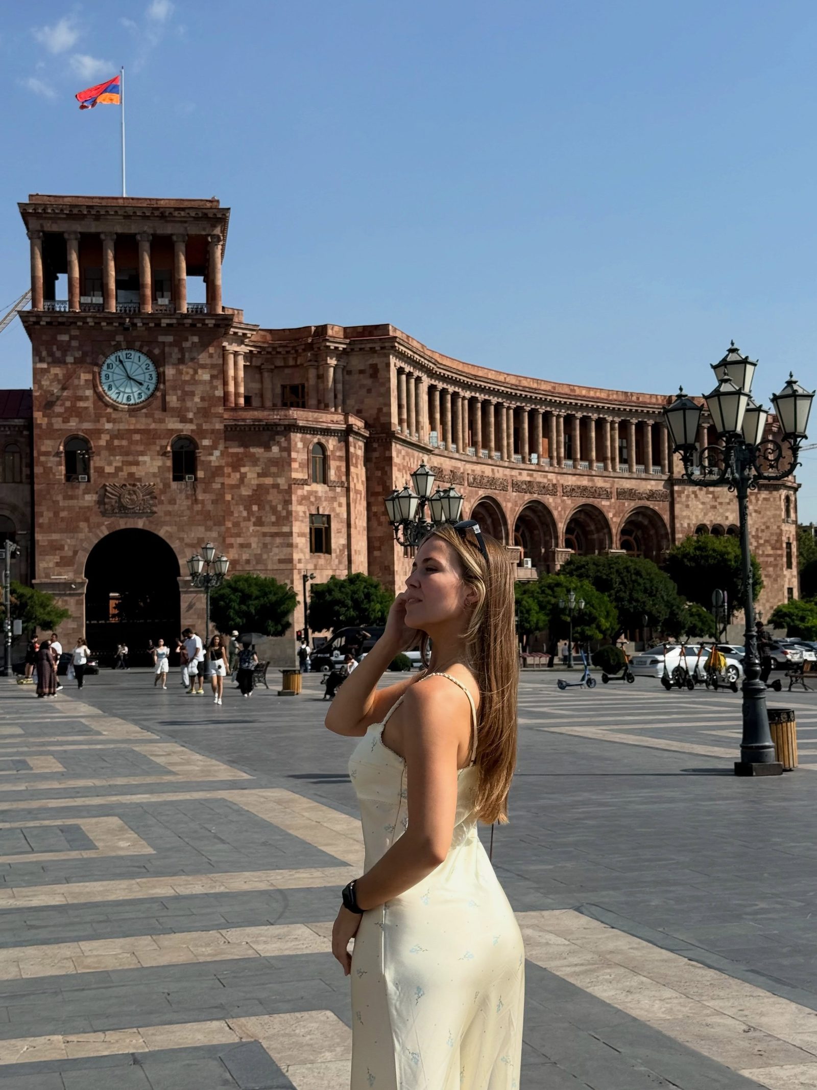 Анна на площади Республики в Ереване